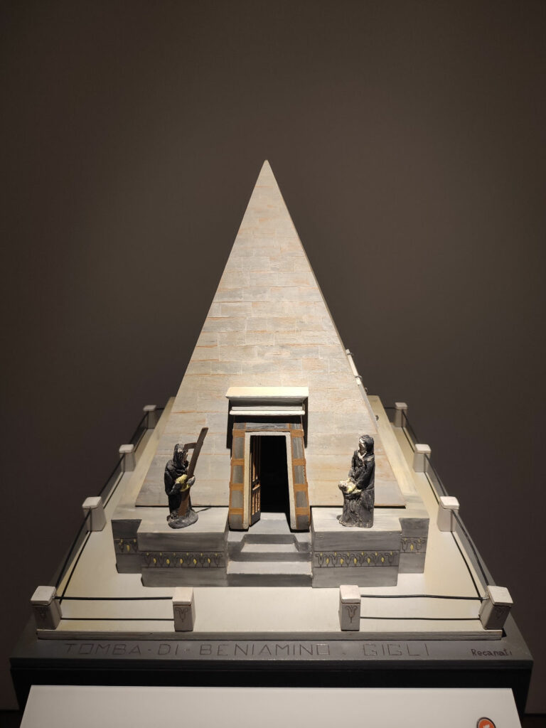 Foto del modello tattile del mausoleo di Beniamino Gigli