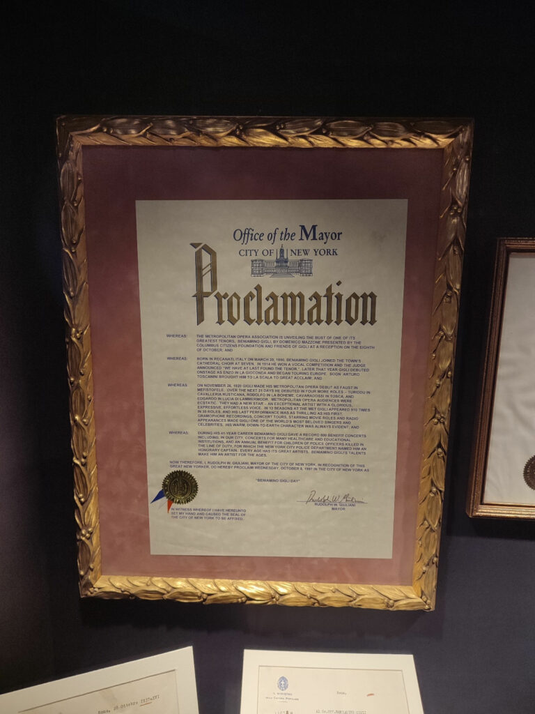 Fotografia del documento di proclamazione del Sindaco di New York del Beniamino Gigli Day